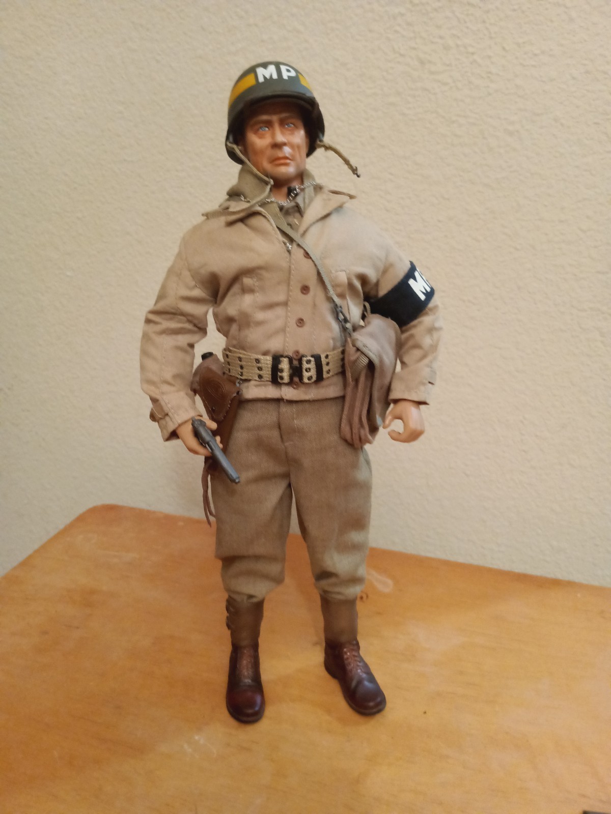 Dragon & DiD 1/6 WWII US Army MP Lou Brittany 1944 Dragon & DiD 1/6 WWII US Army MP Lou Brittany 1944
