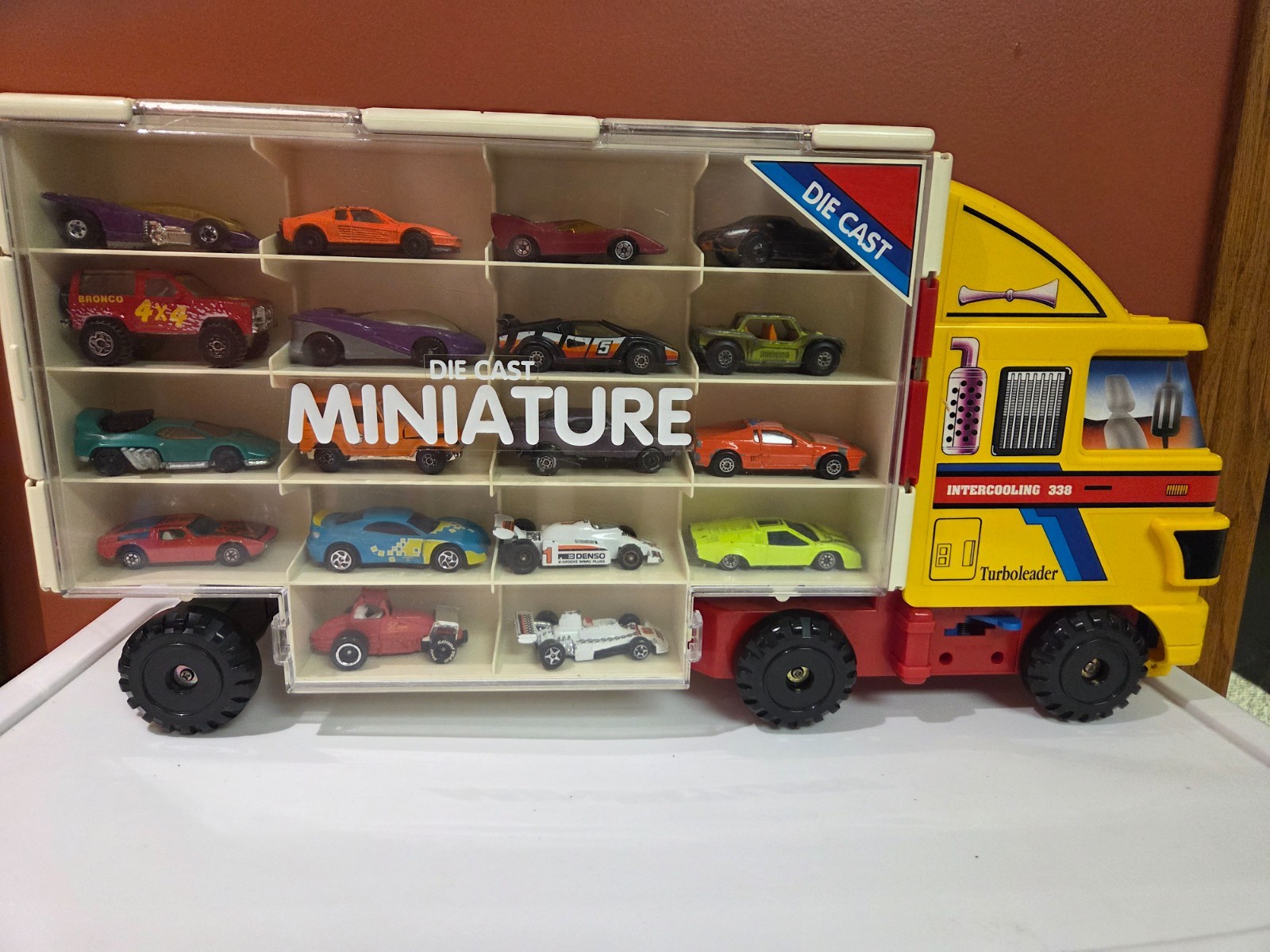 Turboleader Lrg Truck Diecast Carrying Case with 25 Vintage Cars 70\'s-90\'s