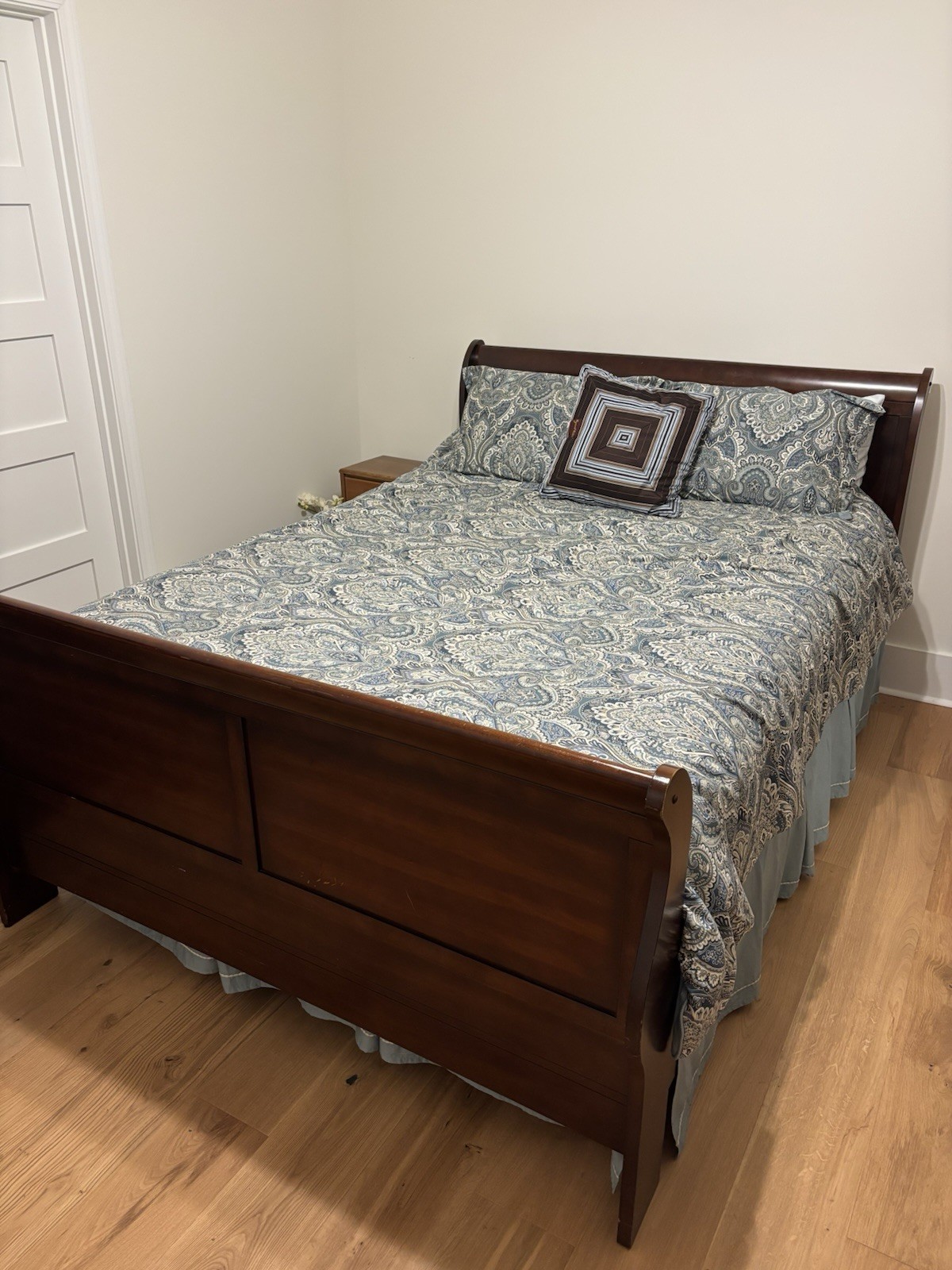Queen Wooden Bed Frame - Modern Mahogany Finish Replacement Bed - Local Pickup)