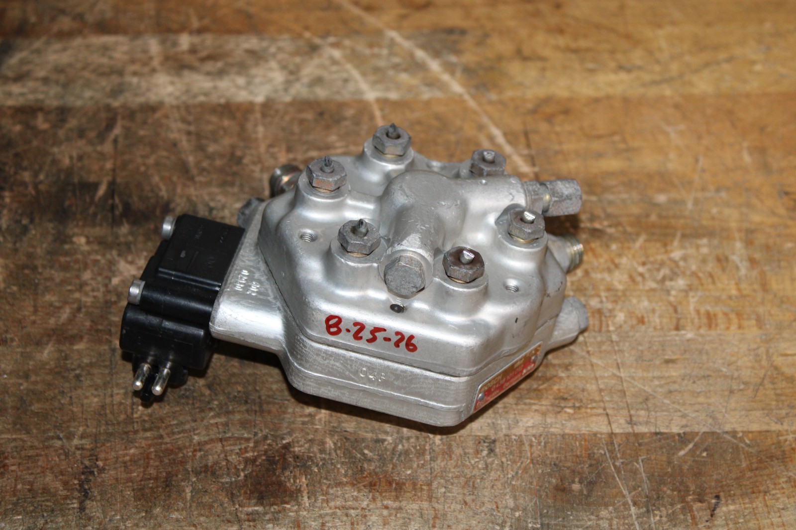 1986-1993 Mercedes W201 260E 300E 300SE W124 Fuel Distributor 0438101012