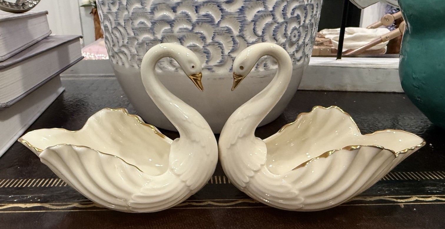 Lenox Porcelain Swan Figurine with 24k Gold Beaks & Trim 5” Pair