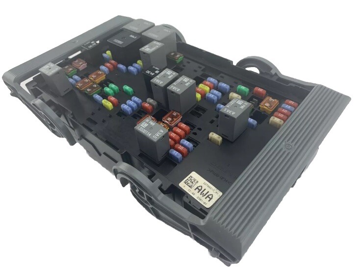 10-13 Chevy Silverado GMC Sierra Fuse Box Relay Junction Block 22798215 OEM AWA