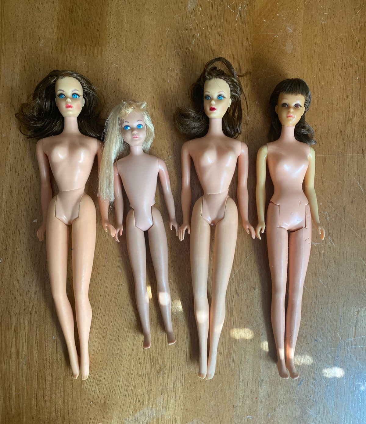 LOT OF 4 VINTAGE BARBIE DOLLS (2 Twist N Turn Barbie, 1 Skipper and 1 Francie)