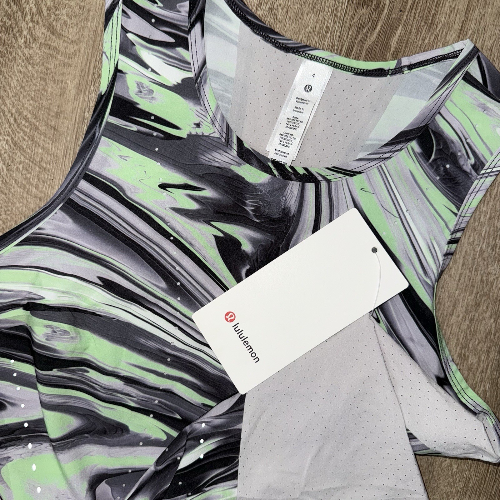 NWT Lululemom Swift Ventilated Running Tank Womens 4 Green White Paint Cropped NWT Lululemom Swift Ventilated Running Tank Womens 4 Green White Paint Cropped