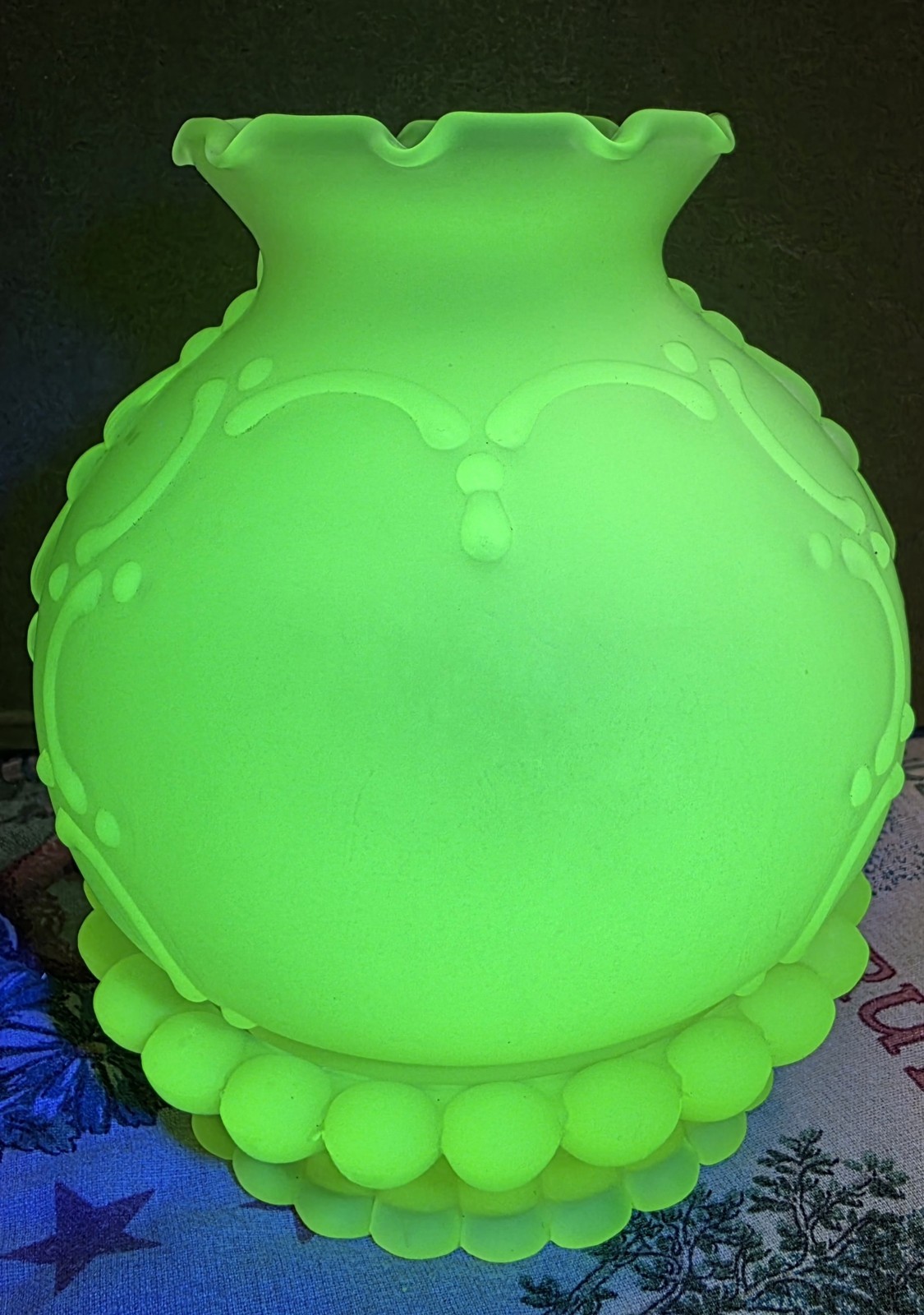 Vintage Fenton Persian Medallion custard uranium glass fairy lamp