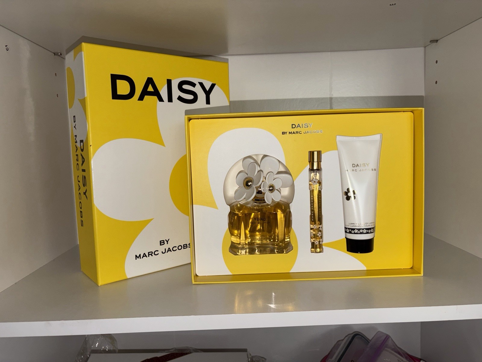 Marc Jacobs Daisy Gift Set with Perfume Bottle, Travel Spray & Body Lotion