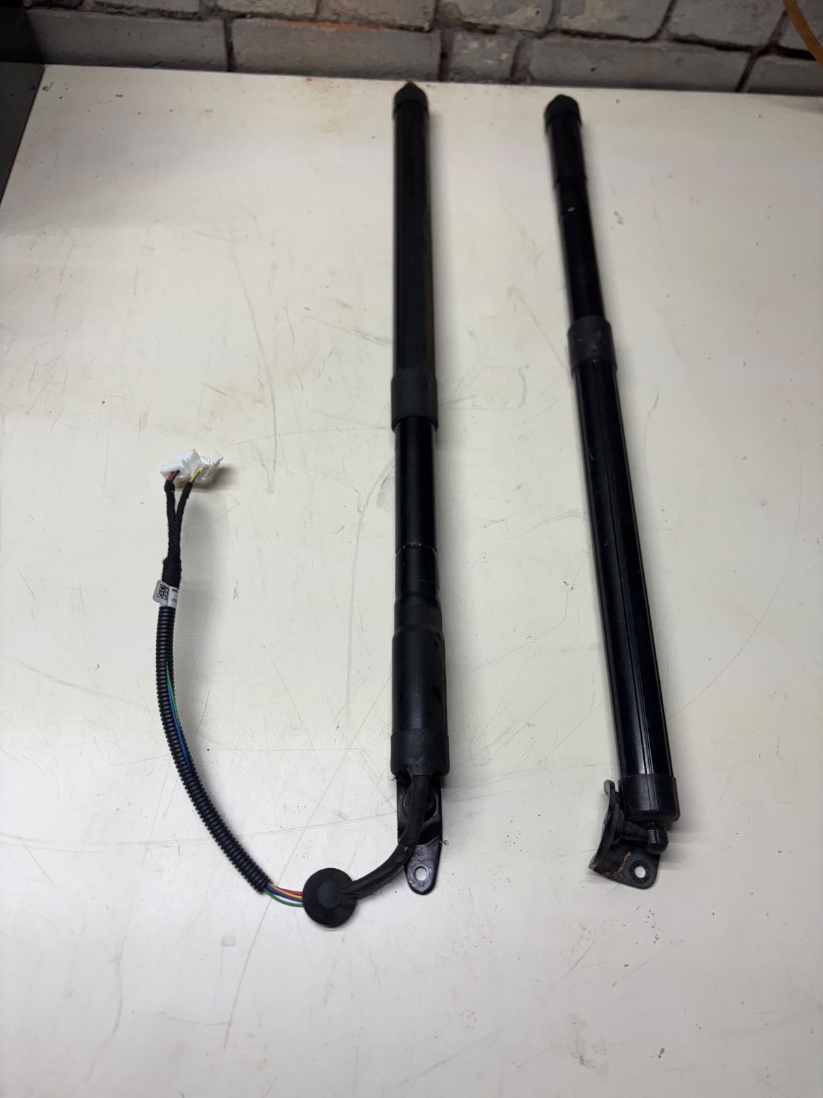 14-20 Acura MDX trunk shocks OEM liftgate support shocks electric 14-20 Acura MDX trunk shocks OEM liftgate support shocks electric