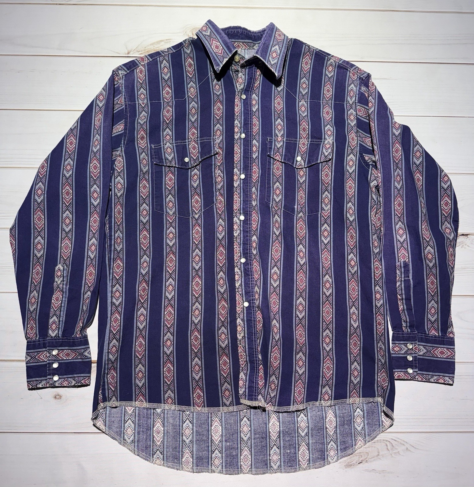 Vintage Wrangler Aztec Southwestern geometric diamond pattern pearl snap Shirt Vintage Wrangler Aztec Southwestern geometric diamond pattern pearl snap Shirt