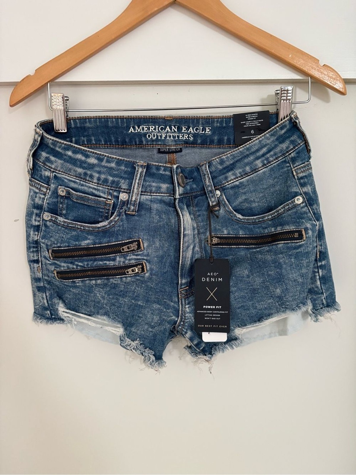 American Eagle Denim Blue Distressed Women\'s Denim Shorts NWT American Eagle Denim Blue Distressed Women\'s Denim Shorts NWT