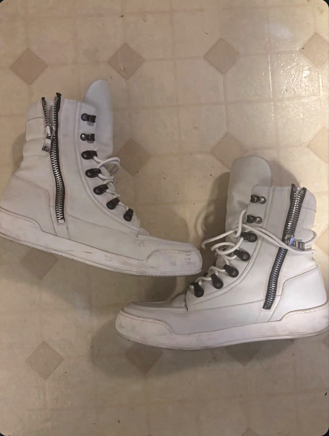 Balmain Men’s White High-Top Sneaker Solid Lace-Up with Side Zip Closure Balmain Men’s White High-Top Sneaker Solid Lace-Up with Side Zip Closure