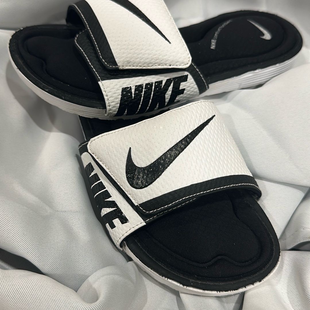 Nike Offcourt Adjust Slides - Size 7 Nike Offcourt Adjust Slides - Size 7