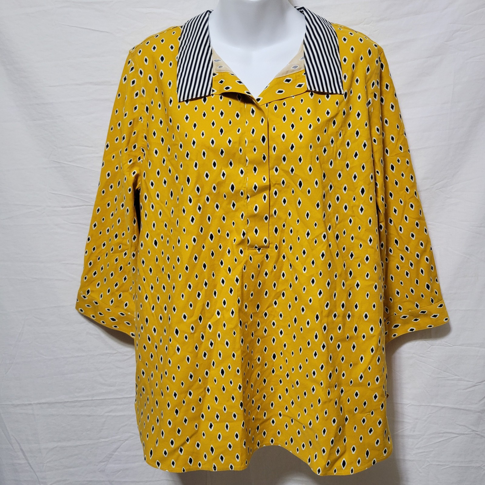 Chico\'s No Iron Button Back Tunic Blouse Yellow Diamonds Size 2 US 12 3/4 Sleeve