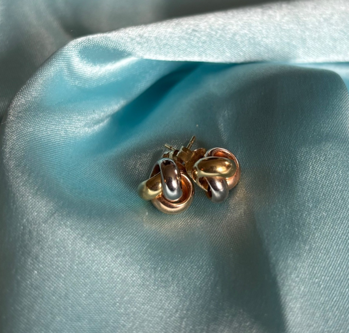 Blue Nile 18k gold (Rose, White, yellow) Elegant Petite Love Knot Made in Italy