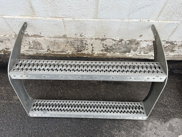 PETERBILT USED PETERBILT FUEL TANK STEP ASSEMBLY, 26 DIAMETER