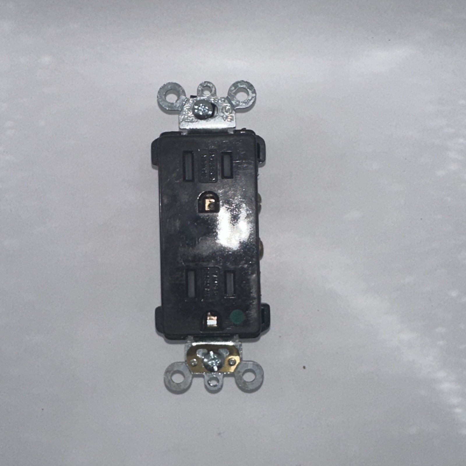 Leviton Mfg M22-t5325-wmp 15 Amp Brown Decora Duplex Receptacle Leviton Mfg M22-t5325-wmp 15 Amp Brown Decora Duplex Receptacle