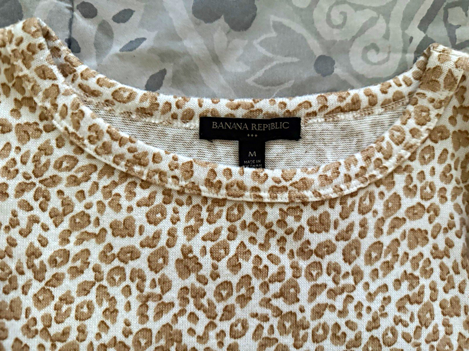 Banana Republic Women\'s M Leopard Animal Print Crew Neck Knit Pullover Top