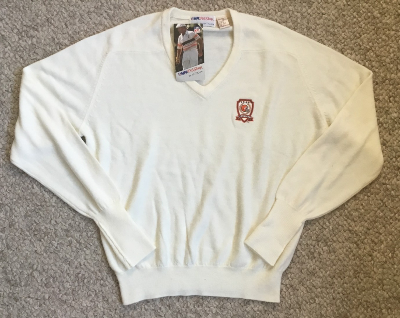 Cleveland Browns Vintage Antigua V-Neck Knit Sweater Size Medium NWT NFL Cleveland Browns Vintage Antigua V-Neck Knit Sweater Size Medium NWT NFL
