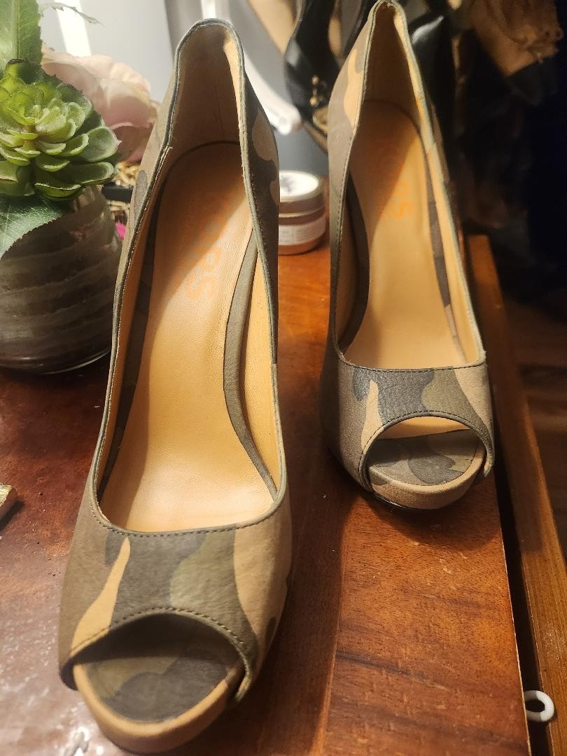 Women’s Michael Kors, Norwell Peep Toe Camouflage Leather Heels Size 8.5 Women’s Michael Kors, Norwell Peep Toe Camouflage Leather Heels Size 8.5