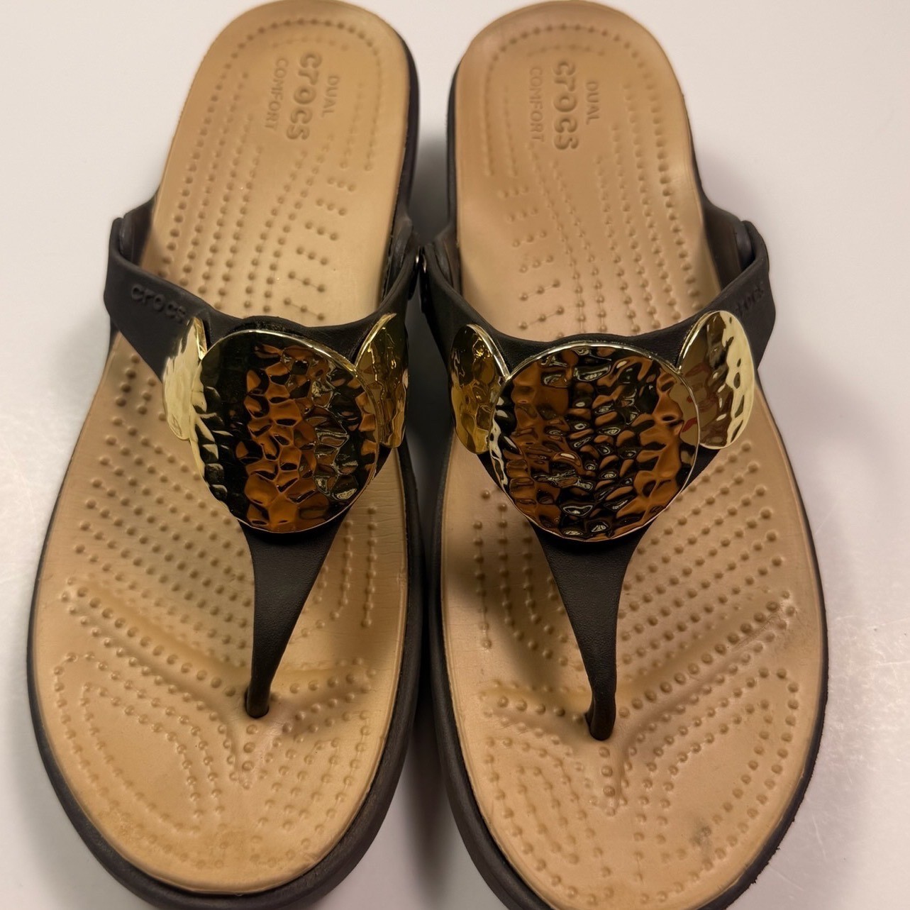 Crocs Sanrah Hammered Circle Wedge Sandals Espresso Tan Gold Women 9