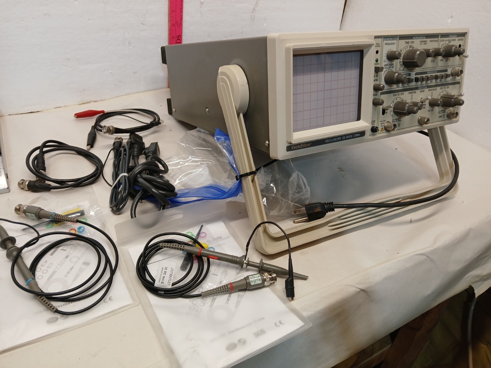 Vintage GoldStar  Oscilloscope w/ Probes Leads Manuals Powers On OS-9020G 20MHz
