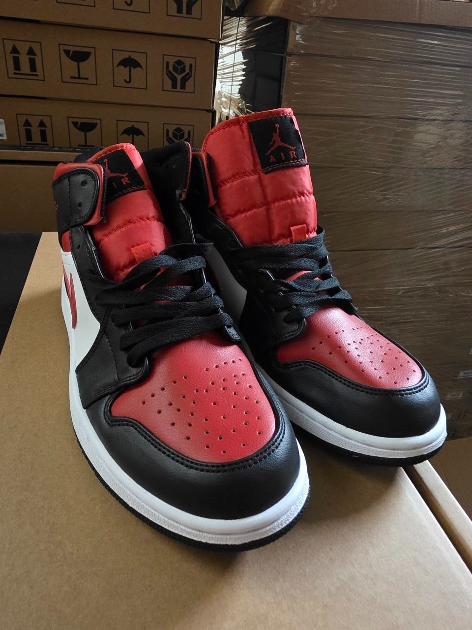 Size 10.5 Nike Air Jordan 1 Mid Chicago Black Toe Red White Men DC7248-103 NWOB Size 10.5 Nike Air Jordan 1 Mid Chicago Black Toe Red White Men DC7248-103 NWOB