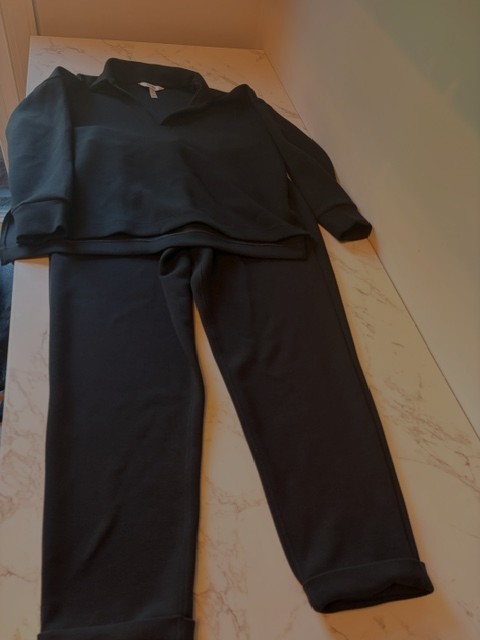 SPANX MEDIUM 2 PIECE BLACK - SMALL CUFF BOTTOM SPANX MEDIUM 2 PIECE BLACK - SMALL CUFF BOTTOM