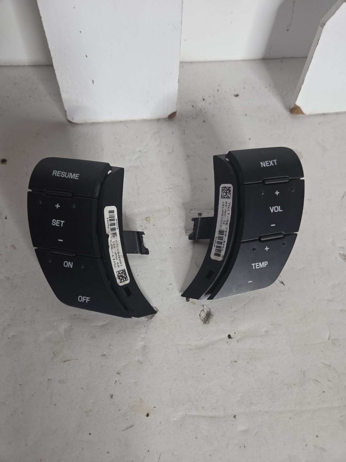 OEM 2005-11 Lincoln Town Car Steering Wheel Cruise Control & HVAC / Audio Switch OEM 2005-11 Lincoln Town Car Steering Wheel Cruise Control & HVAC / Audio Switch