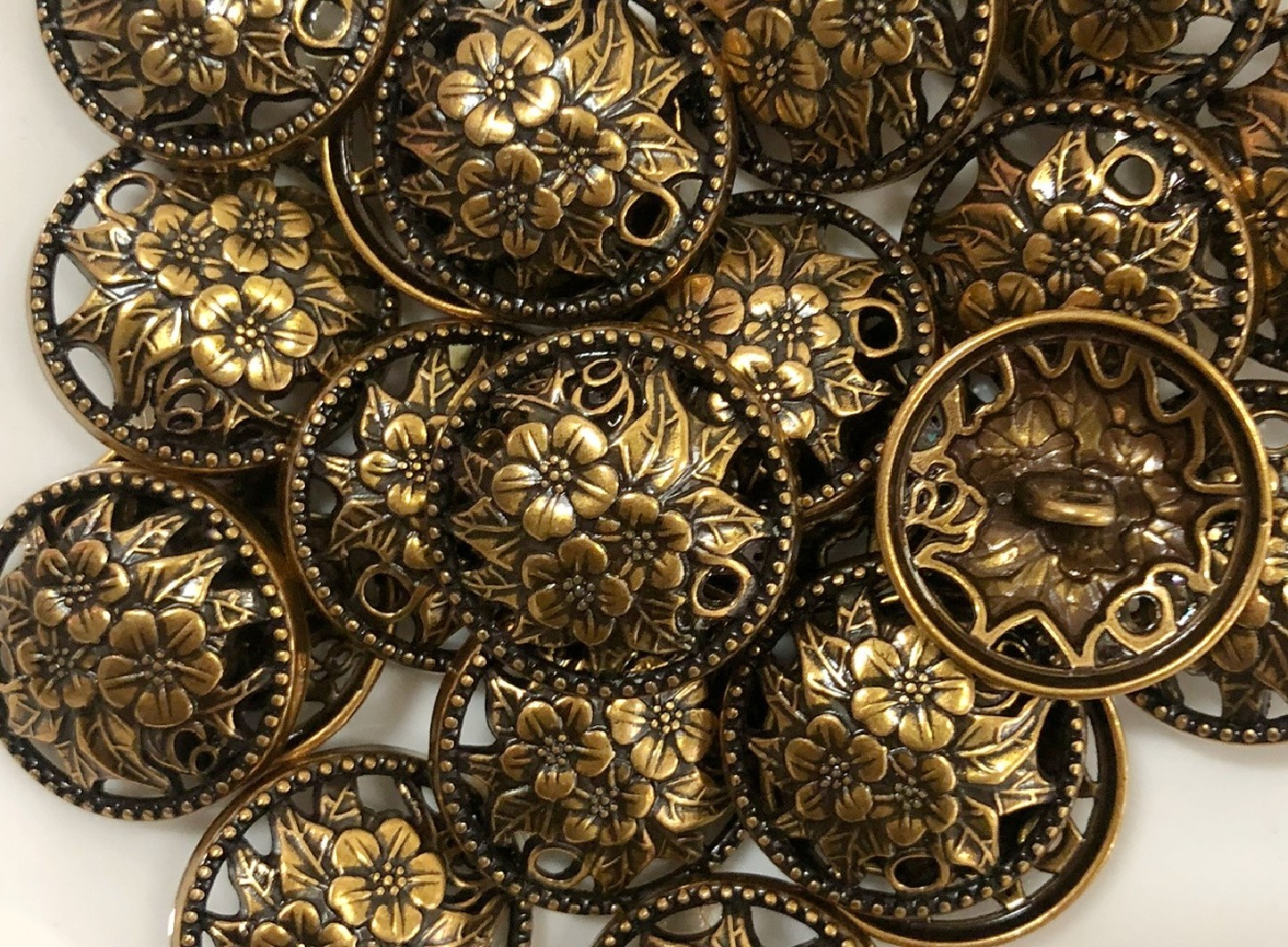 6PC Vintage Antique Gold Flowers Metal Buttons Crafts Sewing Shank Buttons 23mm