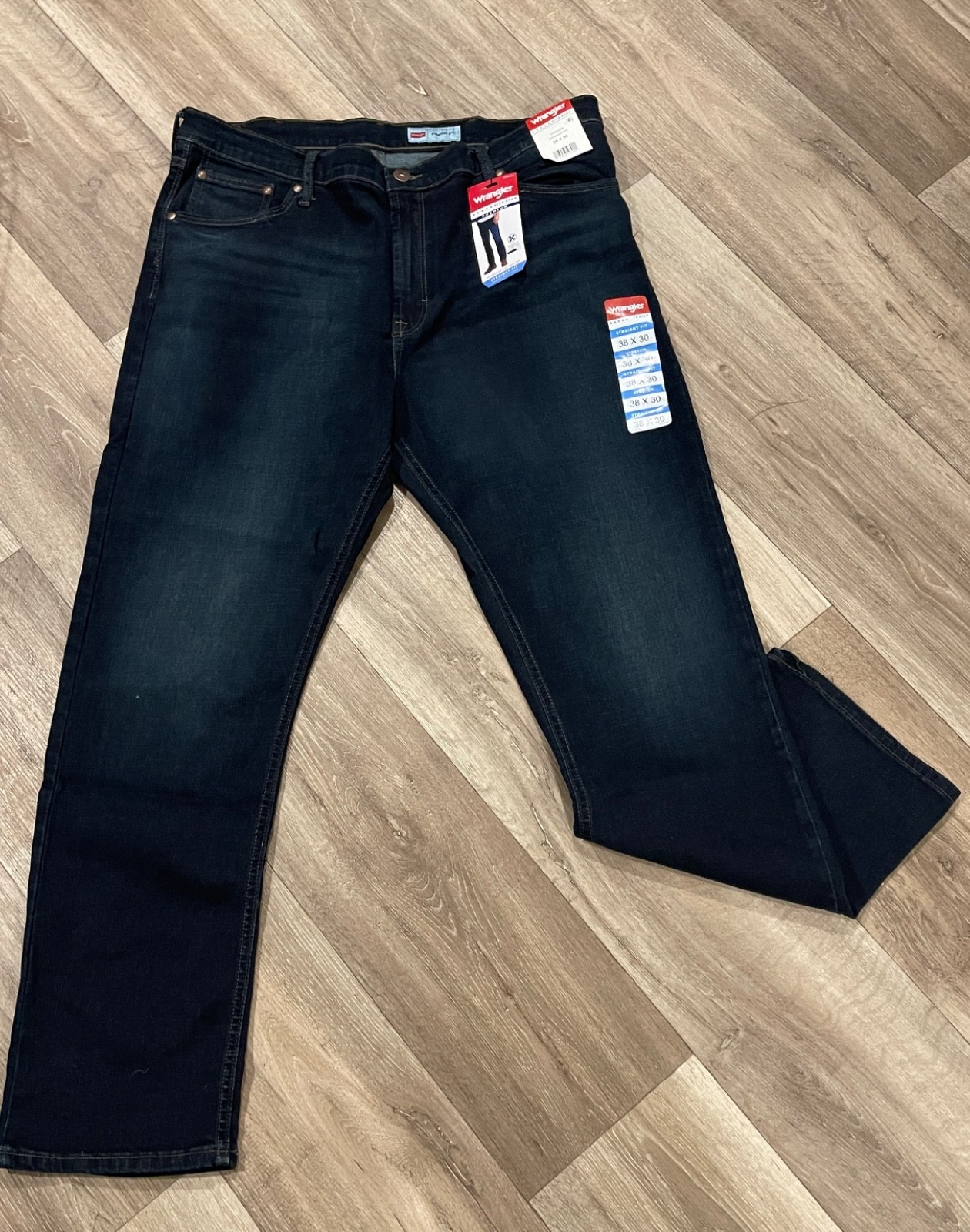 Men Wrangler Straight Fit Jeans, Dark Wash, New with Tags Men Wrangler Straight Fit Jeans, Dark Wash, New with Tags