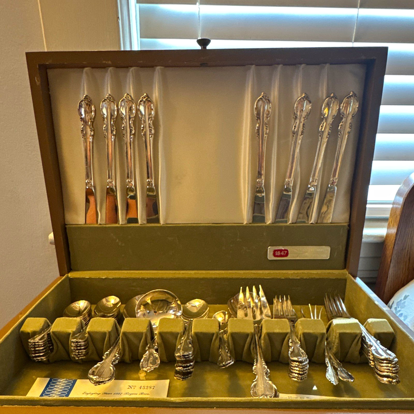 1847 Rogers Bros Silverplate 63 pc Flatware Set for 9 Floral Handles w/ Case