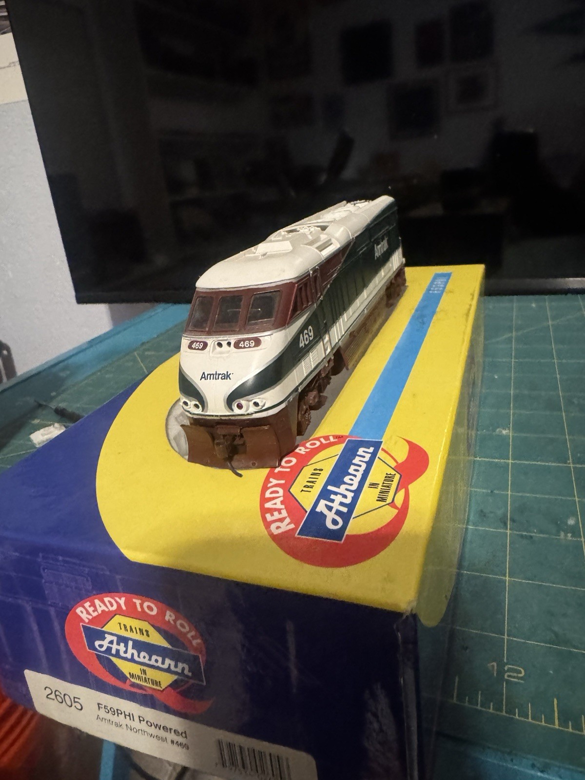 Athearn 2605 HO Scale Amtrak Northwest Powered F59PHI Diesel Locomotive #469 LN