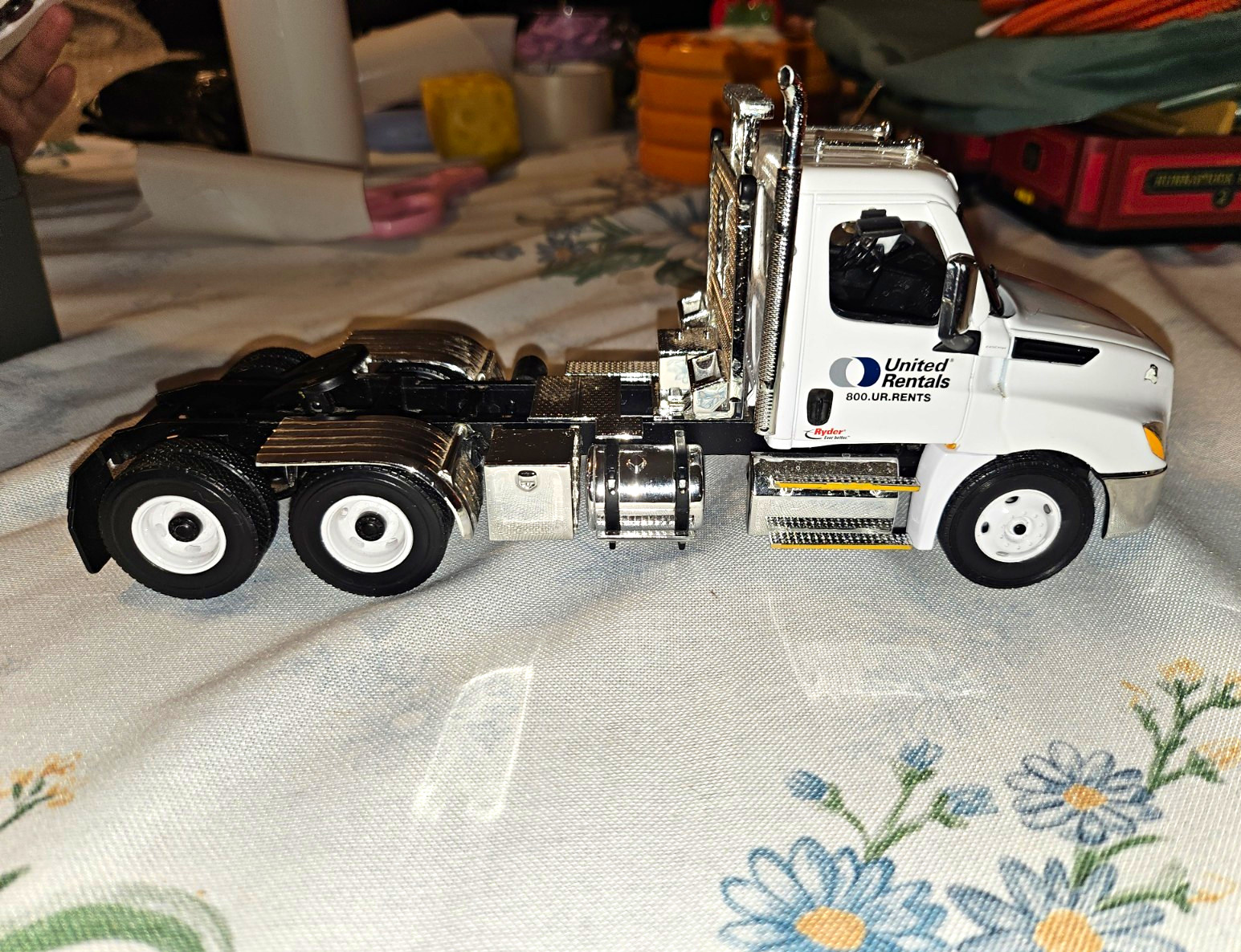 United Rentals 1:50 International 7600 Ryder Diecast Truck Only United Rentals 1:50 International 7600 Ryder Diecast Truck Only