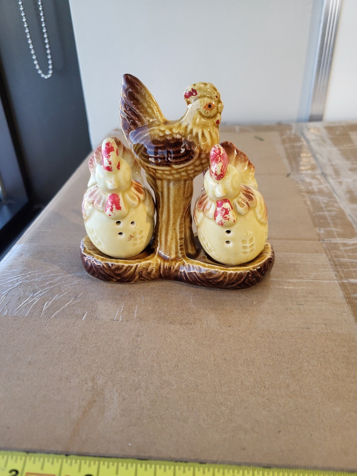 CHICKEN SALT+PEPPER SHAKERS W/ HOLDER FARMHOUSE DECOR CABIN KITSCH MCM CHICKEN SALT+PEPPER SHAKERS W/ HOLDER FARMHOUSE DECOR CABIN KITSCH MCM