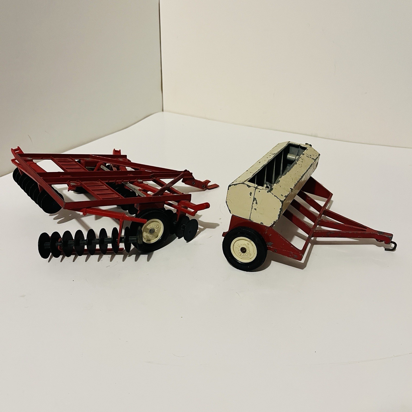 ERTL International Harvester 1/16 Farm Implements Grain Drill Disc Parts Repair ERTL International Harvester 1/16 Farm Implements Grain Drill Disc Parts Repair