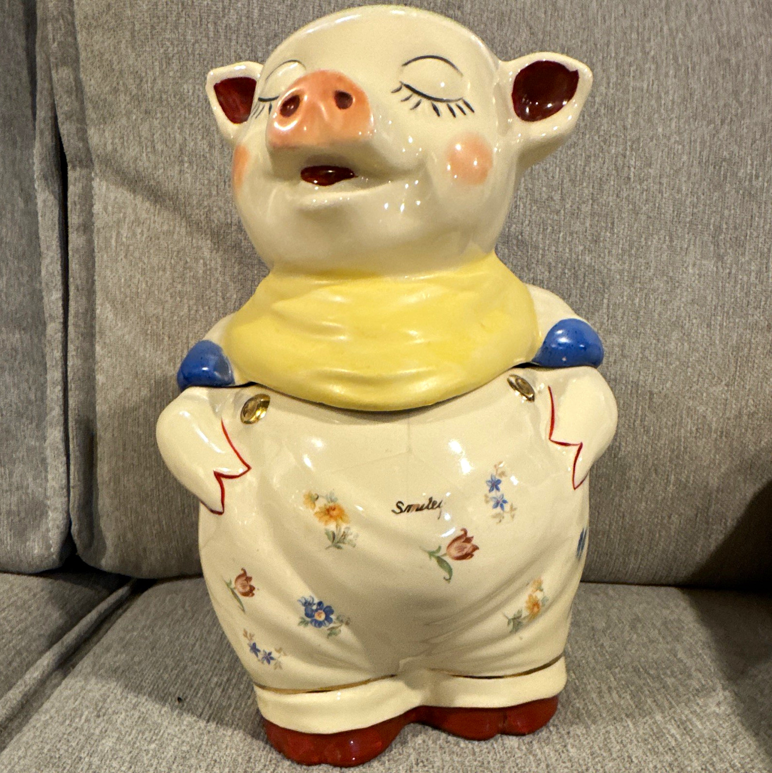 Vintage PRE WWII SHAWNEE USA POTTERY SMILEY PIG COOKIEJAR YELLOW SCARF RARE