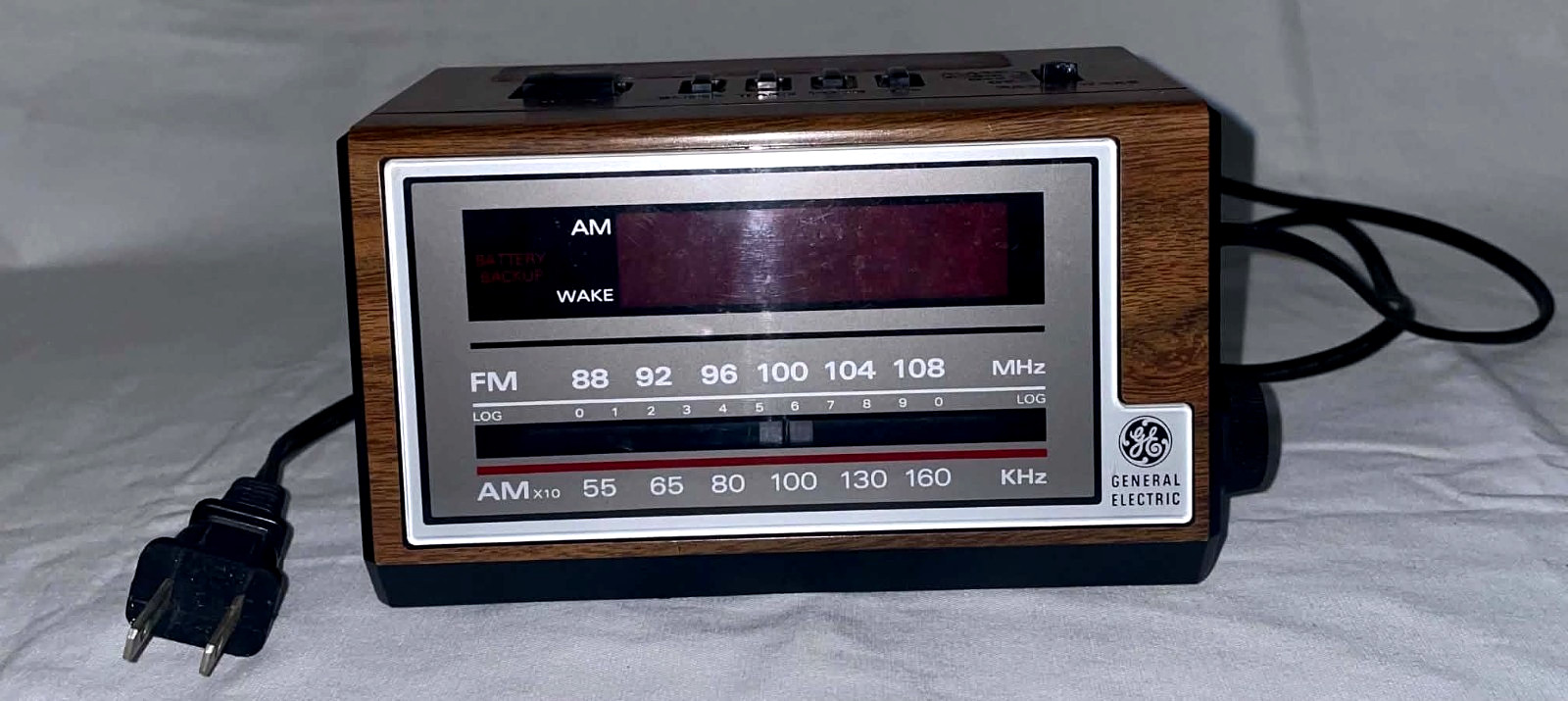 VTG GE General Electric TESTED AM/FM Radio Alarm Clock Model 7-4601A Woodgrain