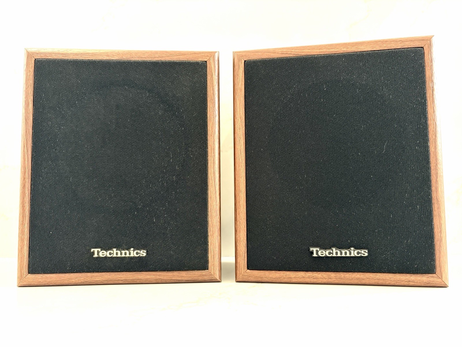 2 VTG TECHNICS Model SB-S17 Simulated Wood Cabinet Shelf Speakers MINT