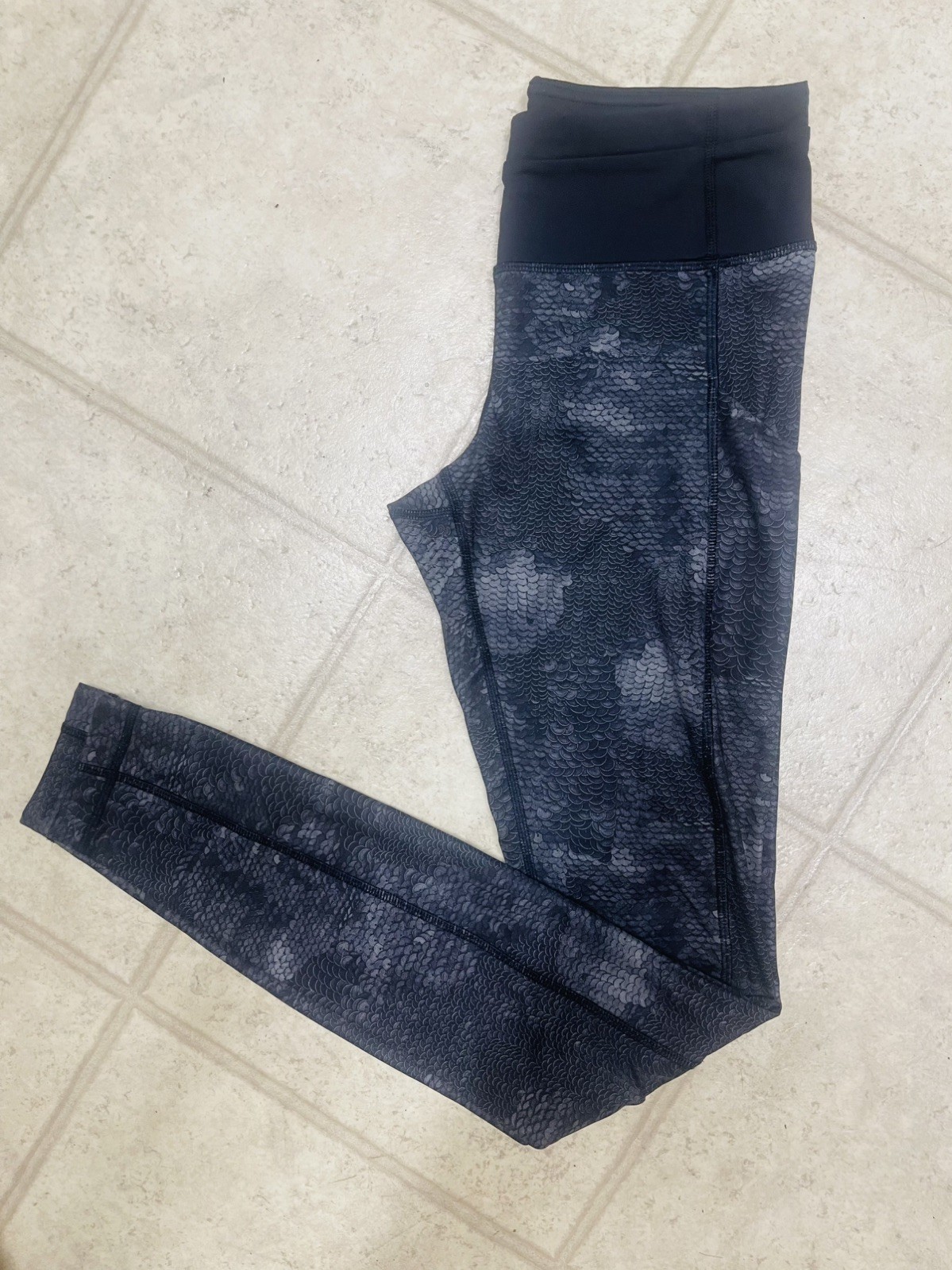 Lululemon Women’s Black/Gray Snake Skin Ankle Leggings Size 2 28\ Lululemon Women’s Black/Gray Snake Skin Ankle Leggings Size 2 28\