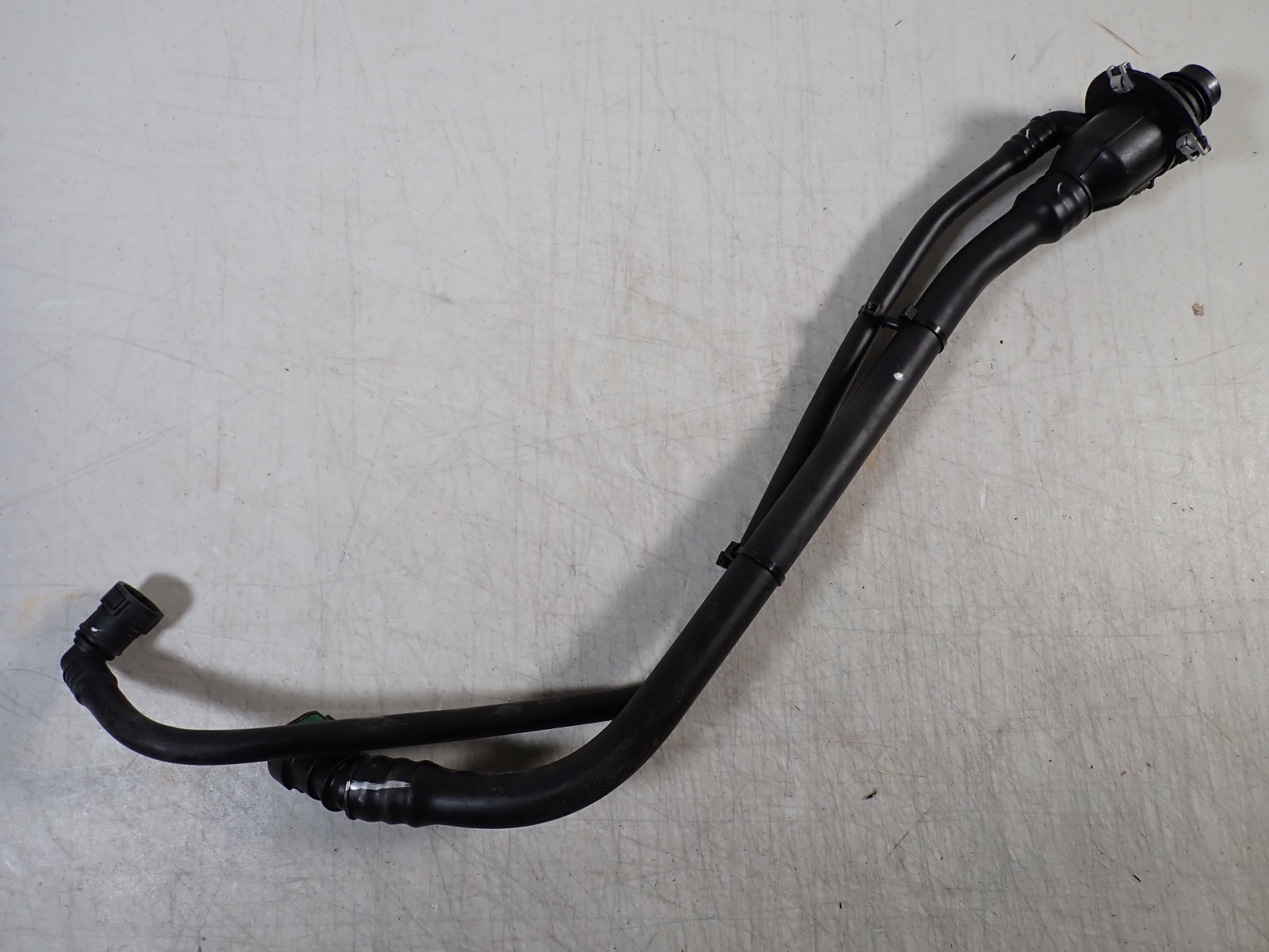Dorman 904-066 Diesel Exhaust Fluid (DEF) Filler Pipe Tube for Ford F350 17-19 Dorman 904-066 Diesel Exhaust Fluid (DEF) Filler Pipe Tube for Ford F350 17-19