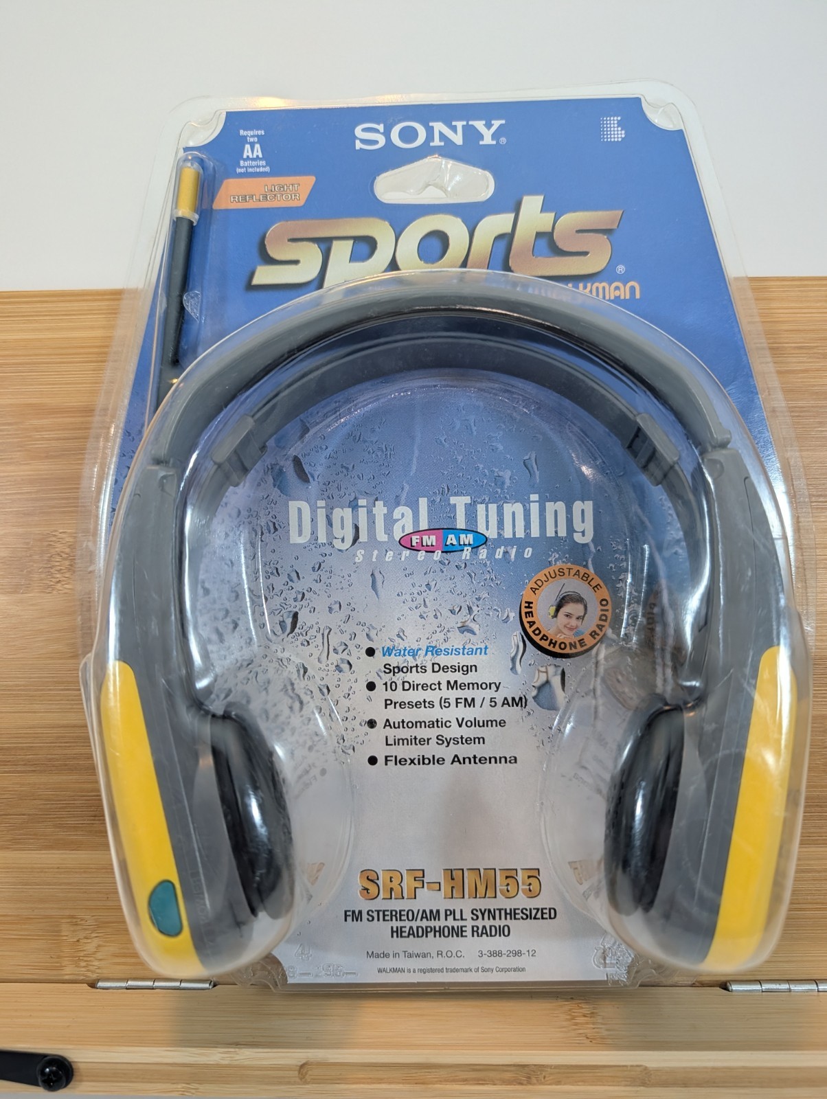 Vintage Sony Sports Walkman SRF-HM55 Headphone Radio Brand New In Clamshell