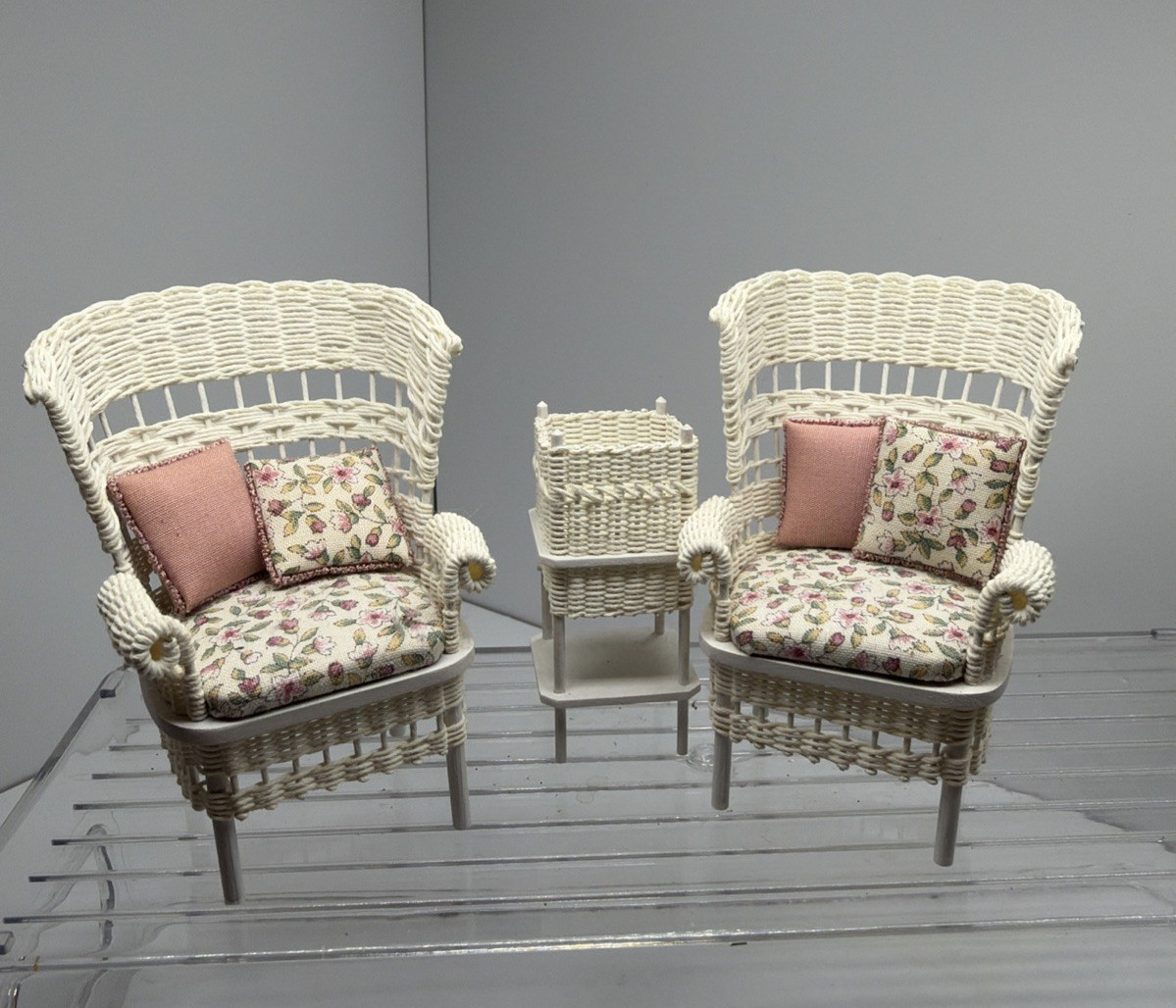 Vtg Artisan Signed Dollhouse Furniture Painted Wicker Chairs & Plant Stand 1:12