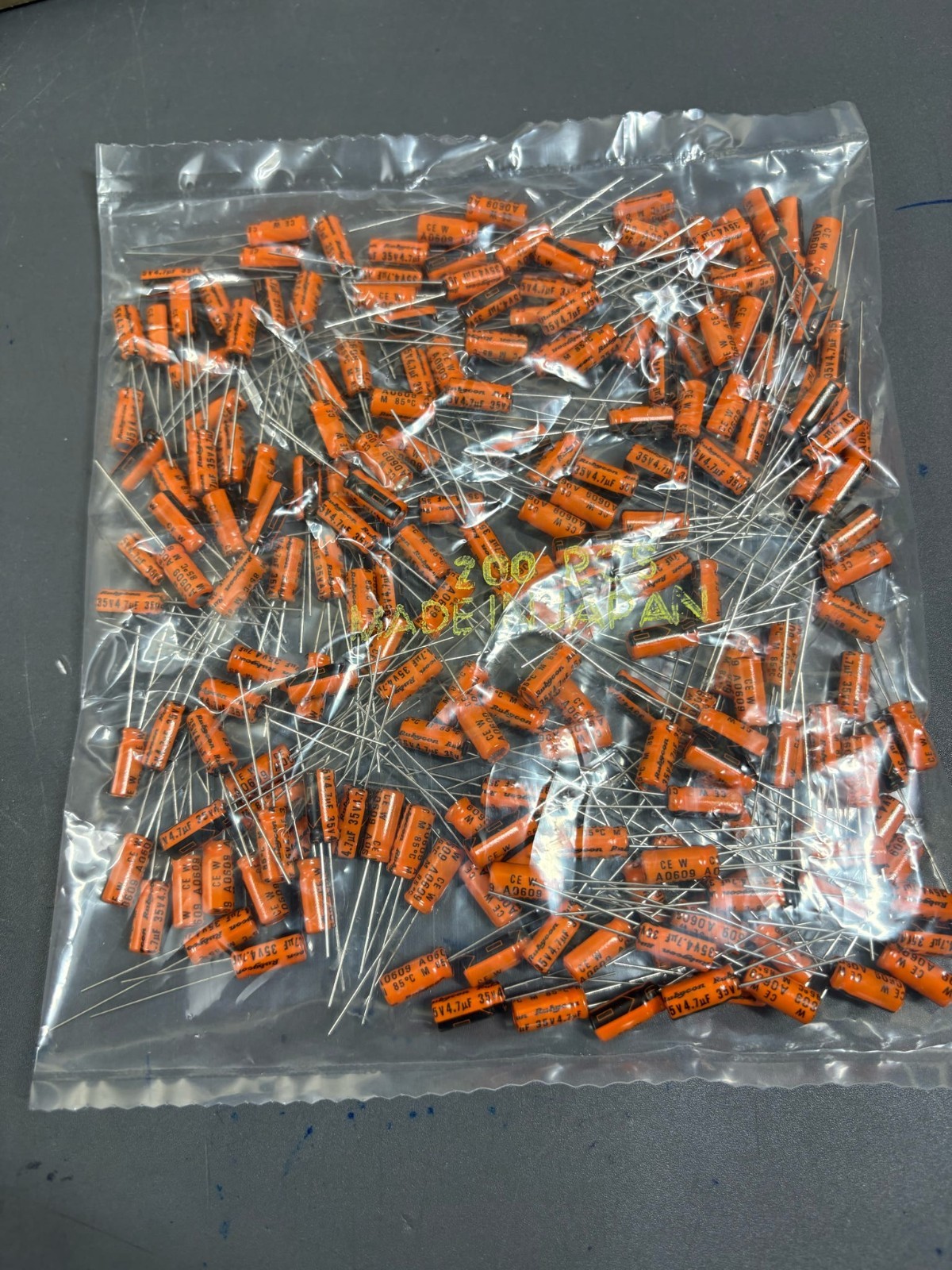 200 PCS Rubycon 4.7uF 35V Radial Electrolytic Capacitors TWL Series 85°C Japan 200 PCS Rubycon 4.7uF 35V Radial Electrolytic Capacitors TWL Series 85°C Japan