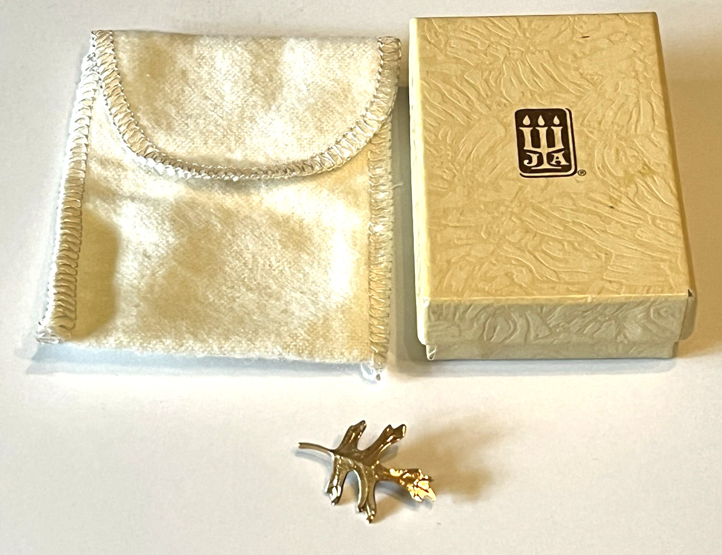 VINTAGE RETIRED JAMES AVERY DAINTY 14K YELLOW GOLD OAK LEAF BROOCH PIN with BOX