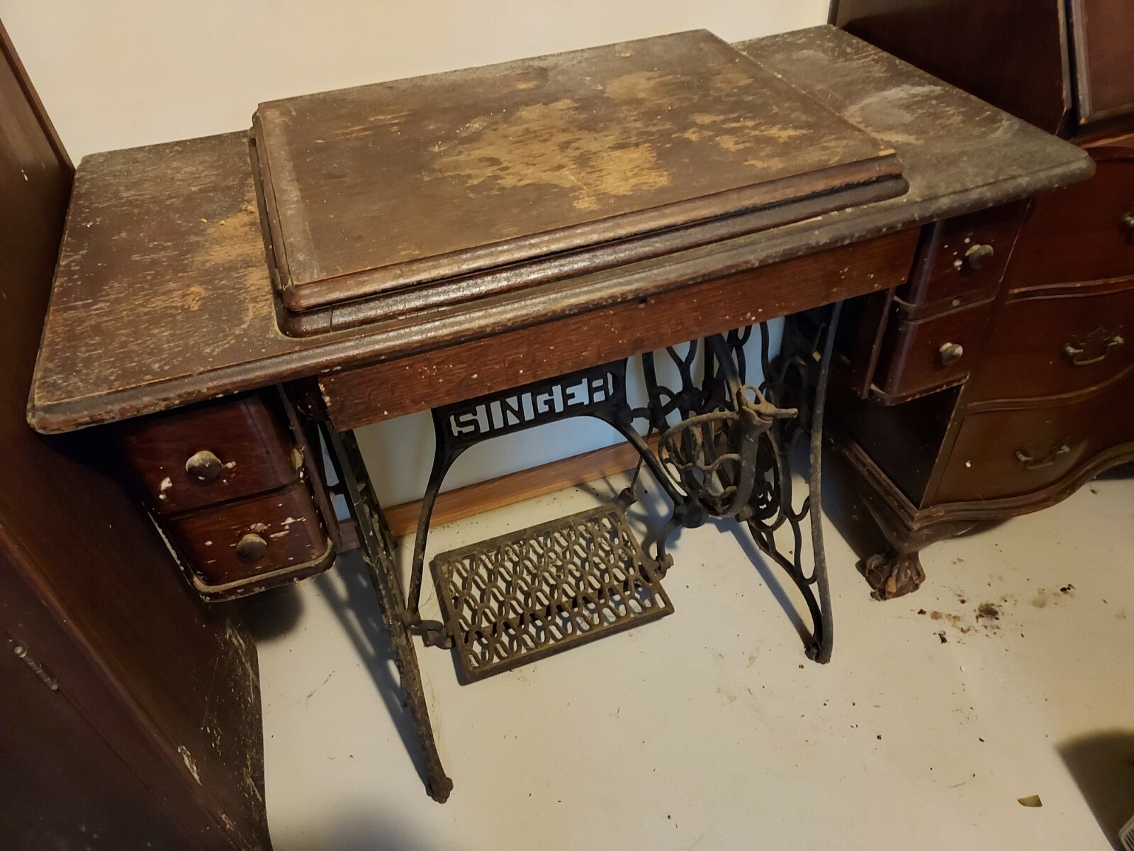 Vintage Antique Singer 1917 Treadle Sewing Machine Near Branson 