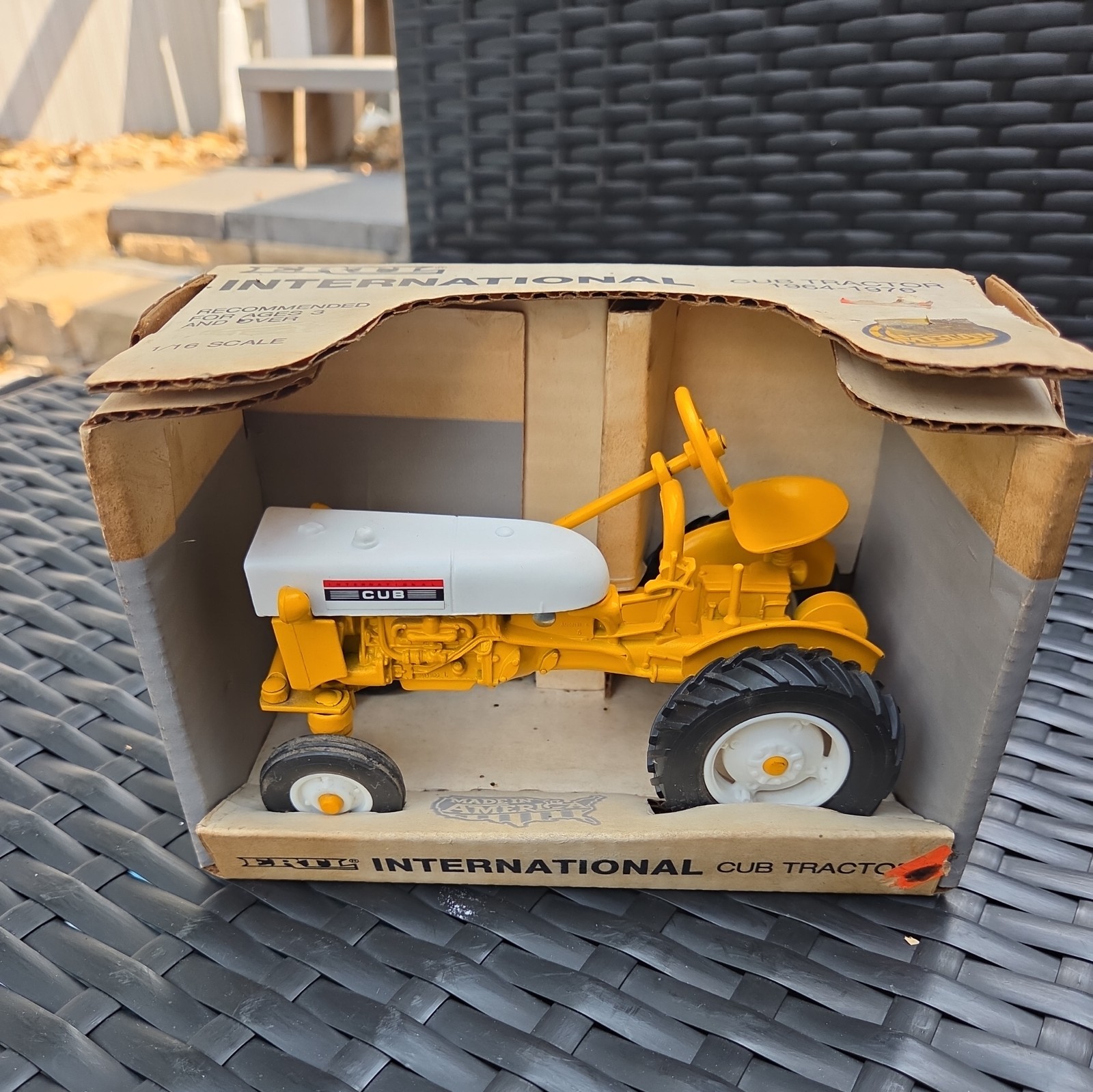 🔥 Vintage 1992 Ertl 1:16 International Cub Tractor, #653DO Yellow/White NIB 🔥 Vintage 1992 Ertl 1:16 International Cub Tractor, #653DO Yellow/White NIB
