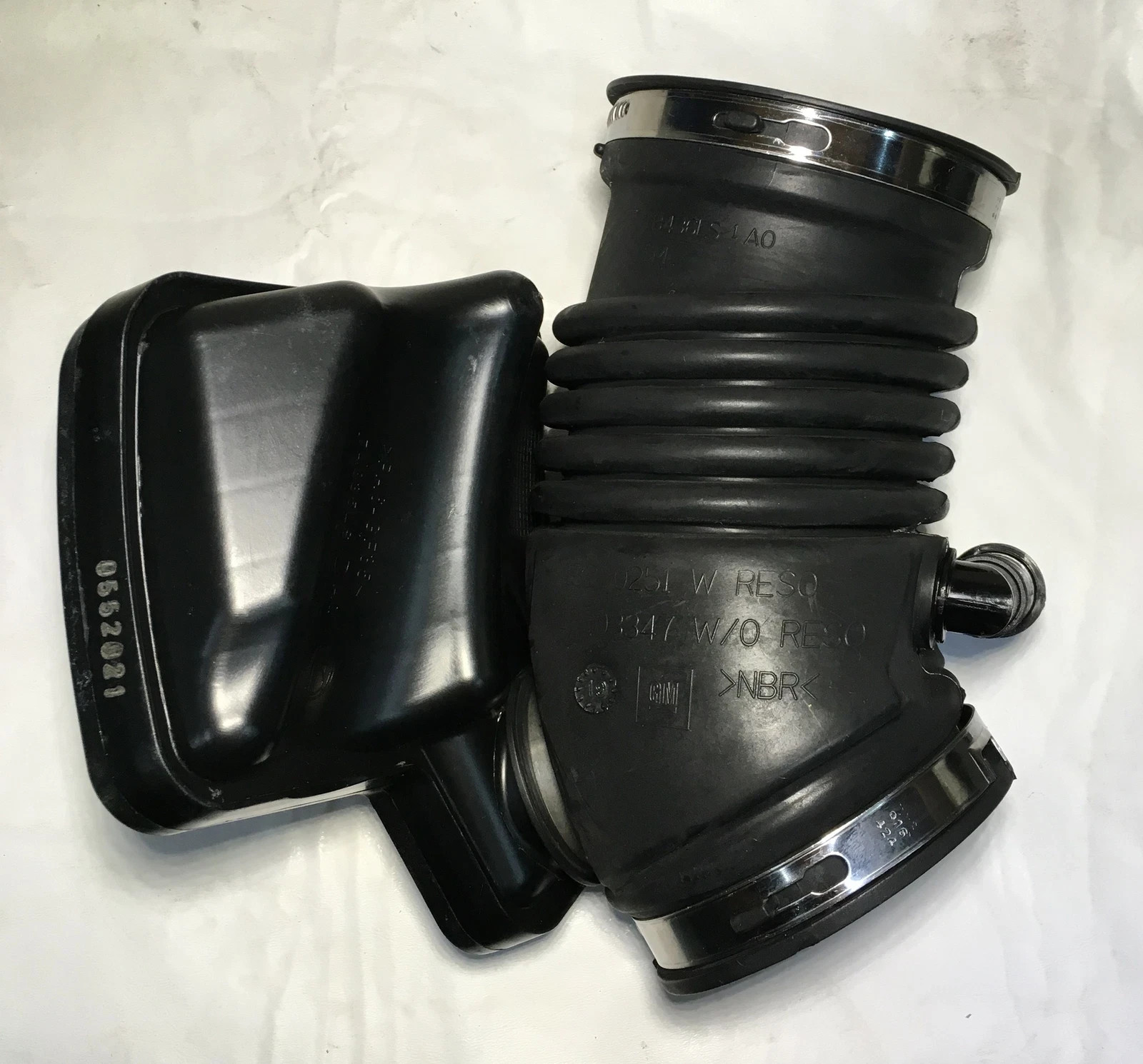 2010-2011 BUICK LACROSSE AIR CLEANER HOSE DUCT NEW GM # 13250251