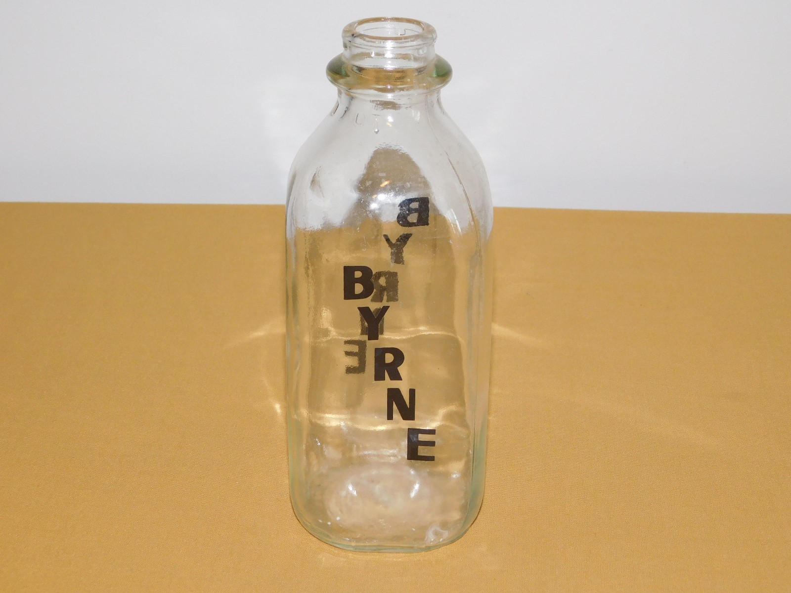 VINTAGE 1974 BYRNE 1 ONE QUART MILK BOTTLE VINTAGE 1974 BYRNE 1 ONE QUART MILK BOTTLE