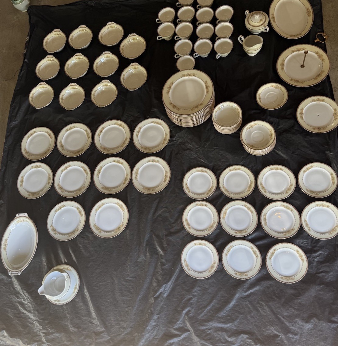 Vintage Meito China Hand Painted Japan - Large Dinnerware Set + Serving pieces Vintage Meito China Hand Painted Japan - Large Dinnerware Set + Serving pieces