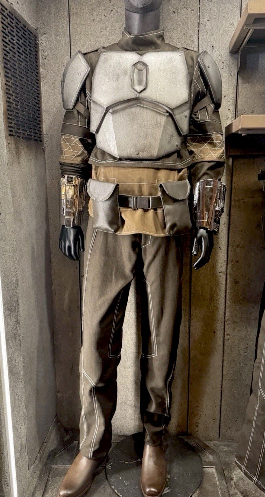 2026 Disney Parks Star Wars Mandalorian FULL SET Armour Gauntlets Flight Suit 2026 Disney Parks Star Wars Mandalorian FULL SET Armour Gauntlets Flight Suit