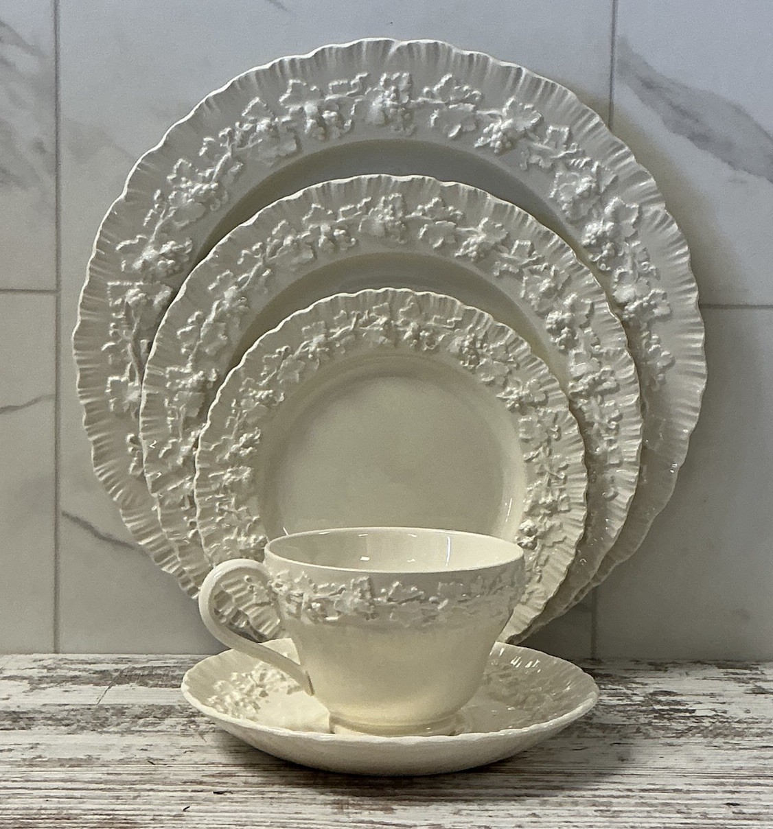 Wedgwood Crème On Crème 5 Piece Full Place Setting Very Good Condition